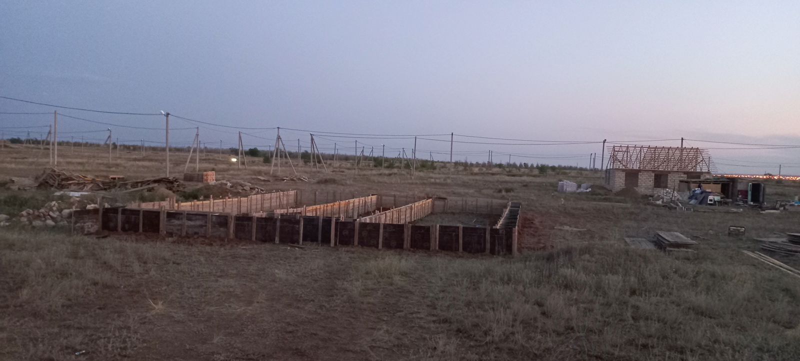 Заливаем фундамент со своими опалубками и спец инструментами