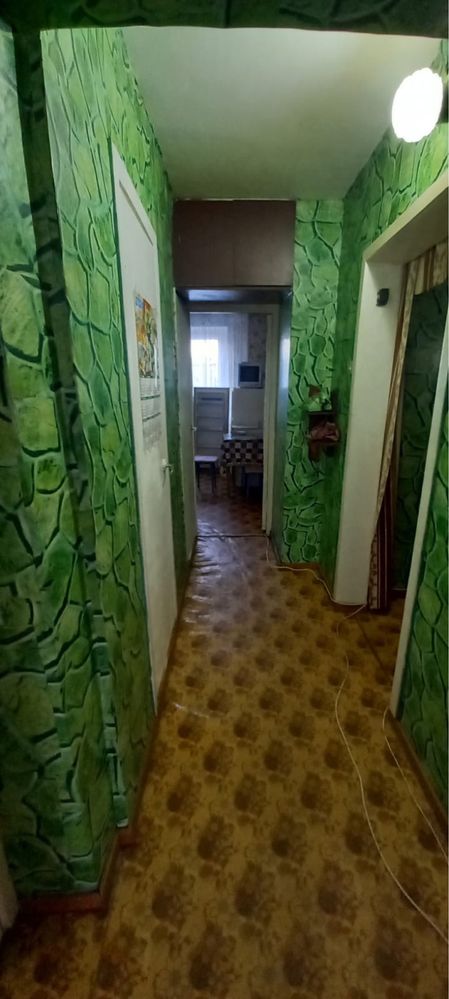Продам 3-х комнатную квартиру 9мкр-33дом 1 этаж