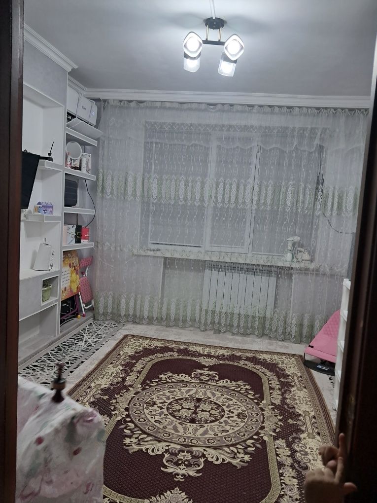 Общежитиеден үй сатылады.
