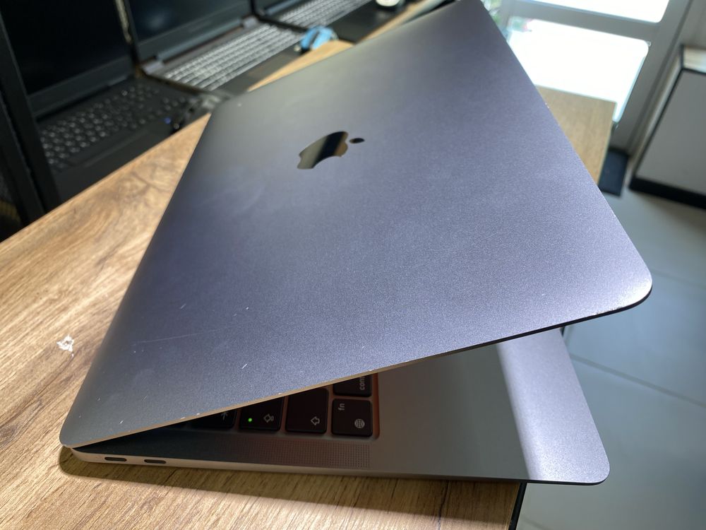 MacBook Air M1, 2020г. 13", 8/256 ГБ, 10471/А10
