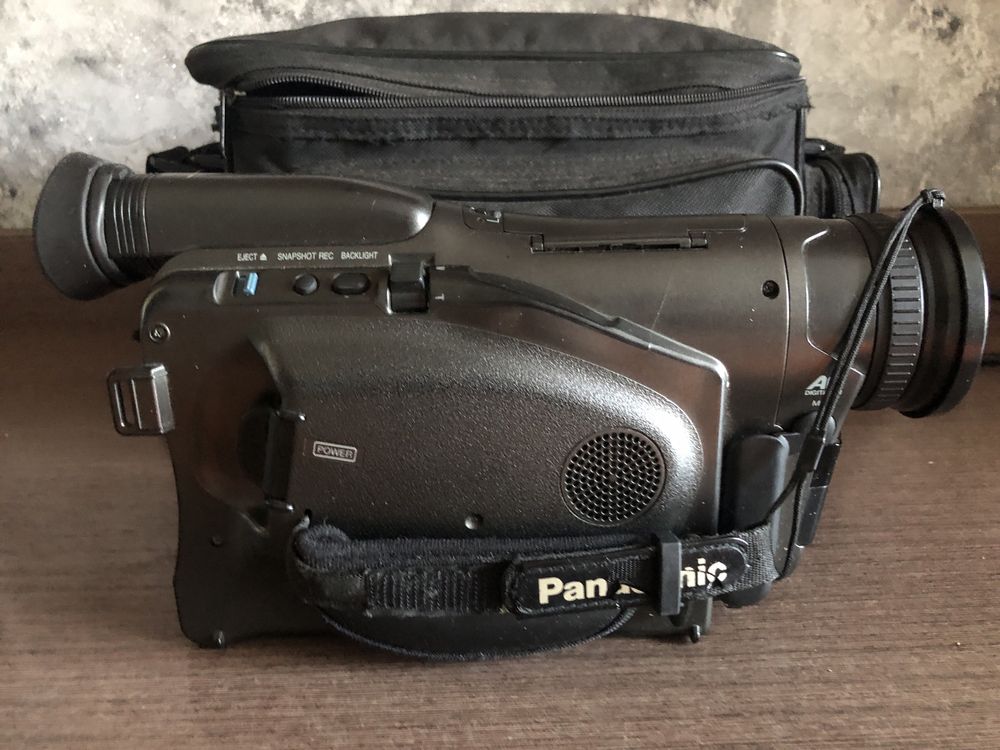 продам касетную видеокамеру panasonic