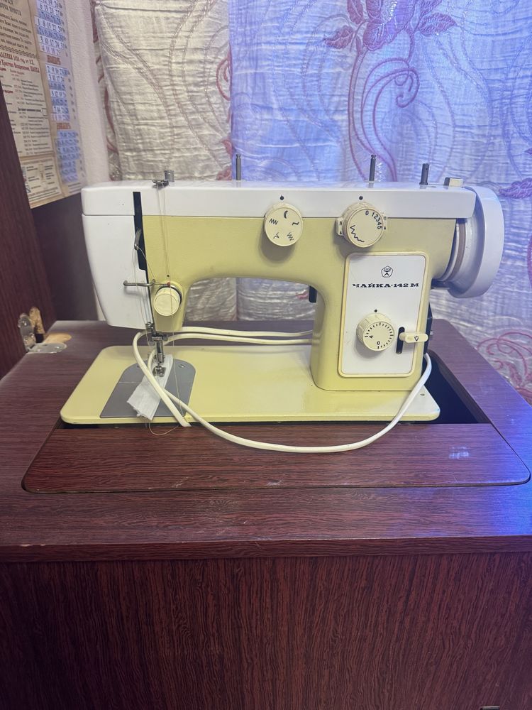 Продам швейную машинку Чайка