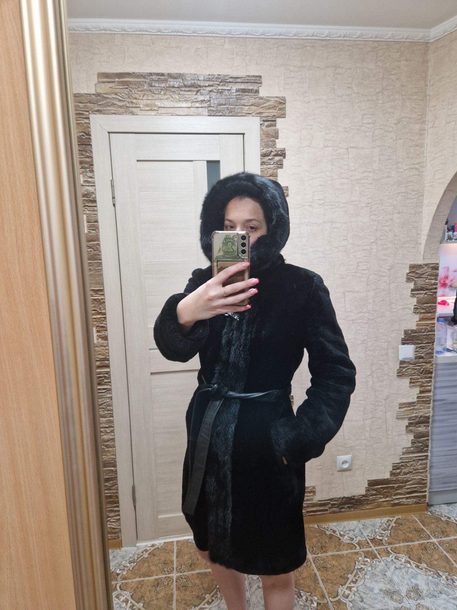 Продам шубу мутон, оборка норка. Очень тёплая. Размер 44-46.