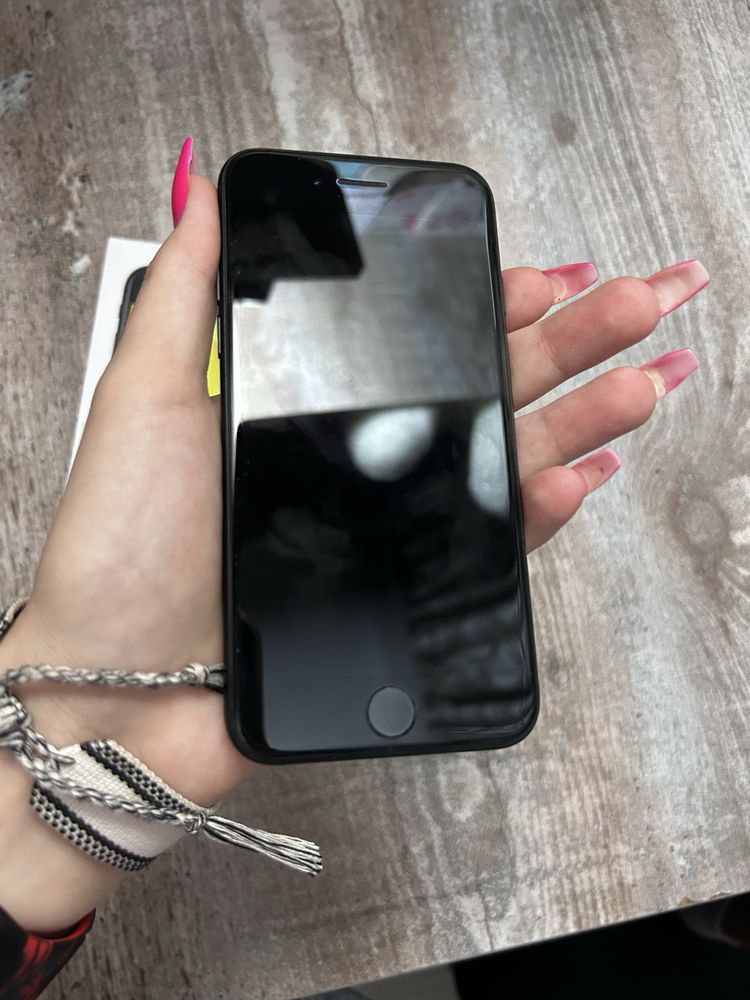 iPhone SE2 в идеальном состоянии
