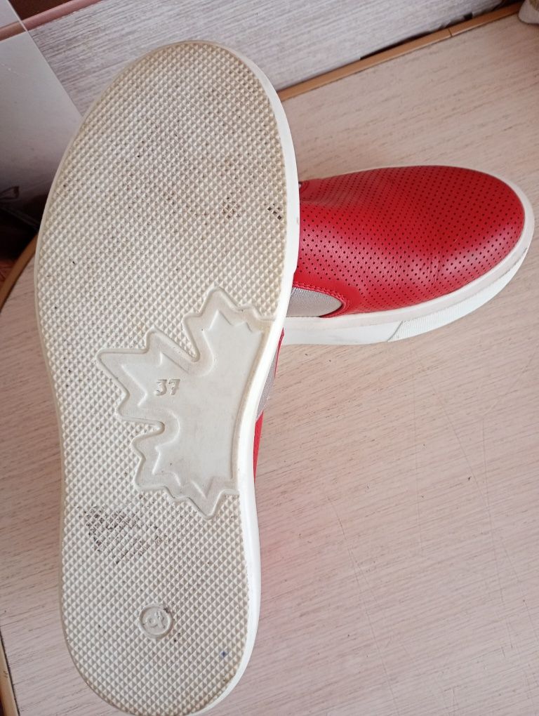 Продам макасы женские. Новые.