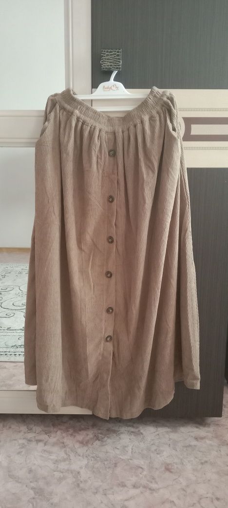 Женские одежды в хорошем и новом состояние