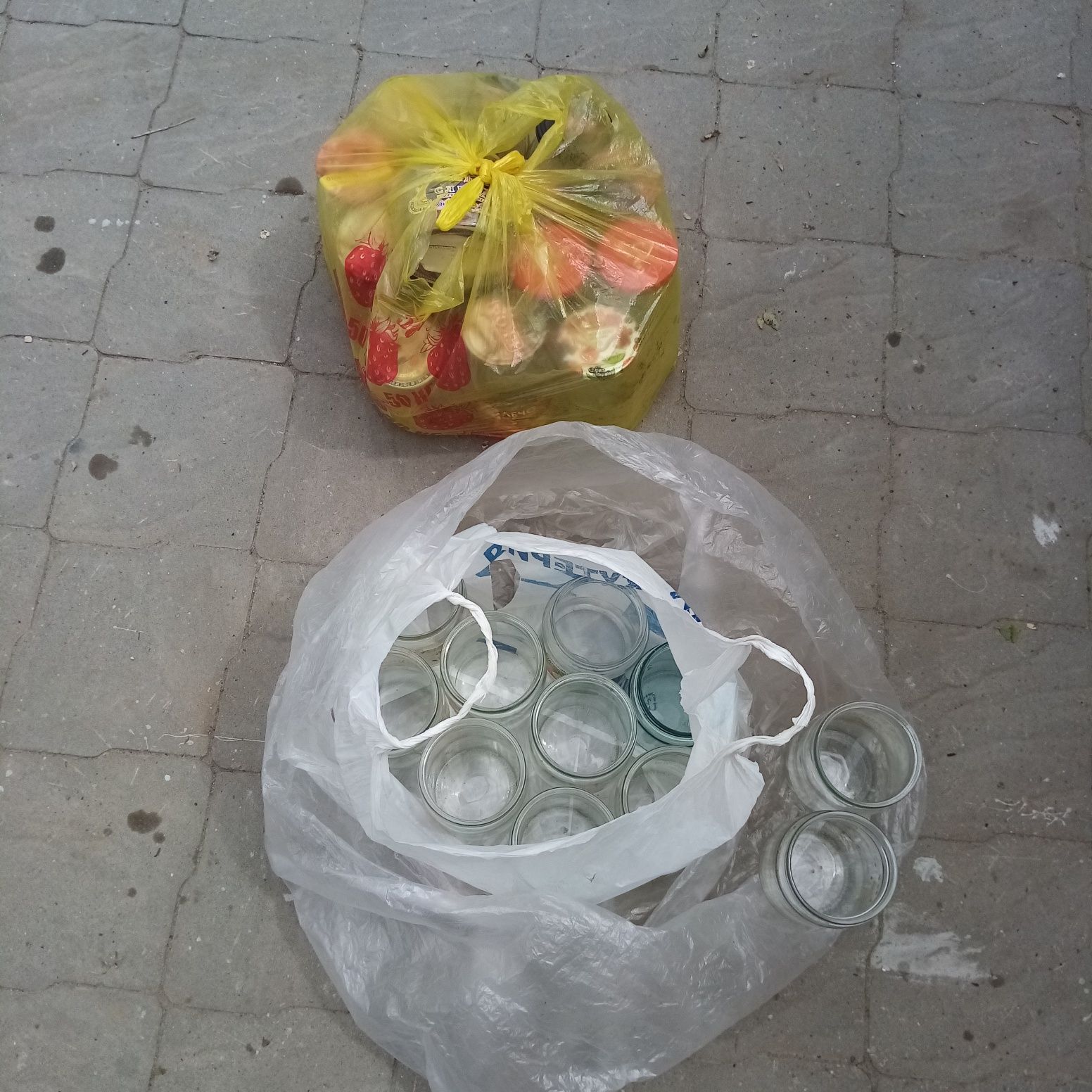 Продам банки литраж разный-1,2,3 литра с крышками и без. 0.5-0.7 грамм