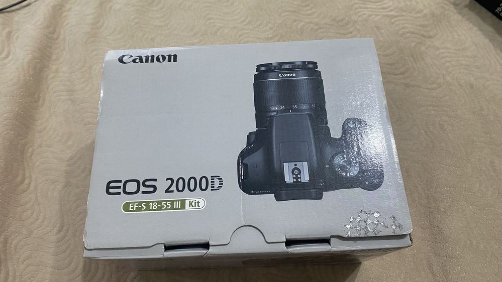 Фотоаппарат Canon 2000D с двумя объективами и со вспышкой