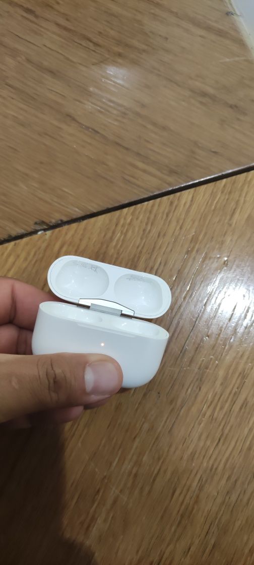 Продам оригинал кейс от Airpods pro