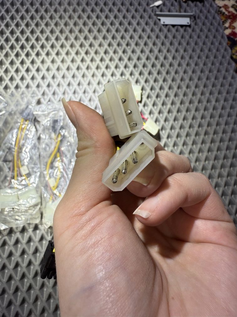 Переходники питания для видеокарт (2x MOLEX на 6-pin, новые)