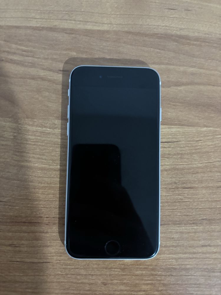 Продаю iPhone SE 2-поколения
