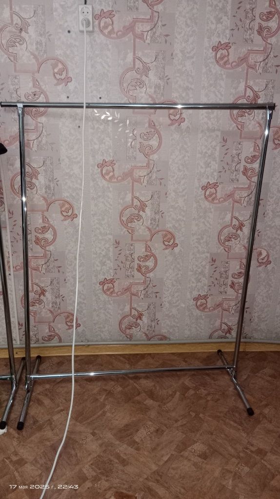Вешалка железная для одежды