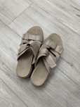 Шлепанцы на платформе UGG