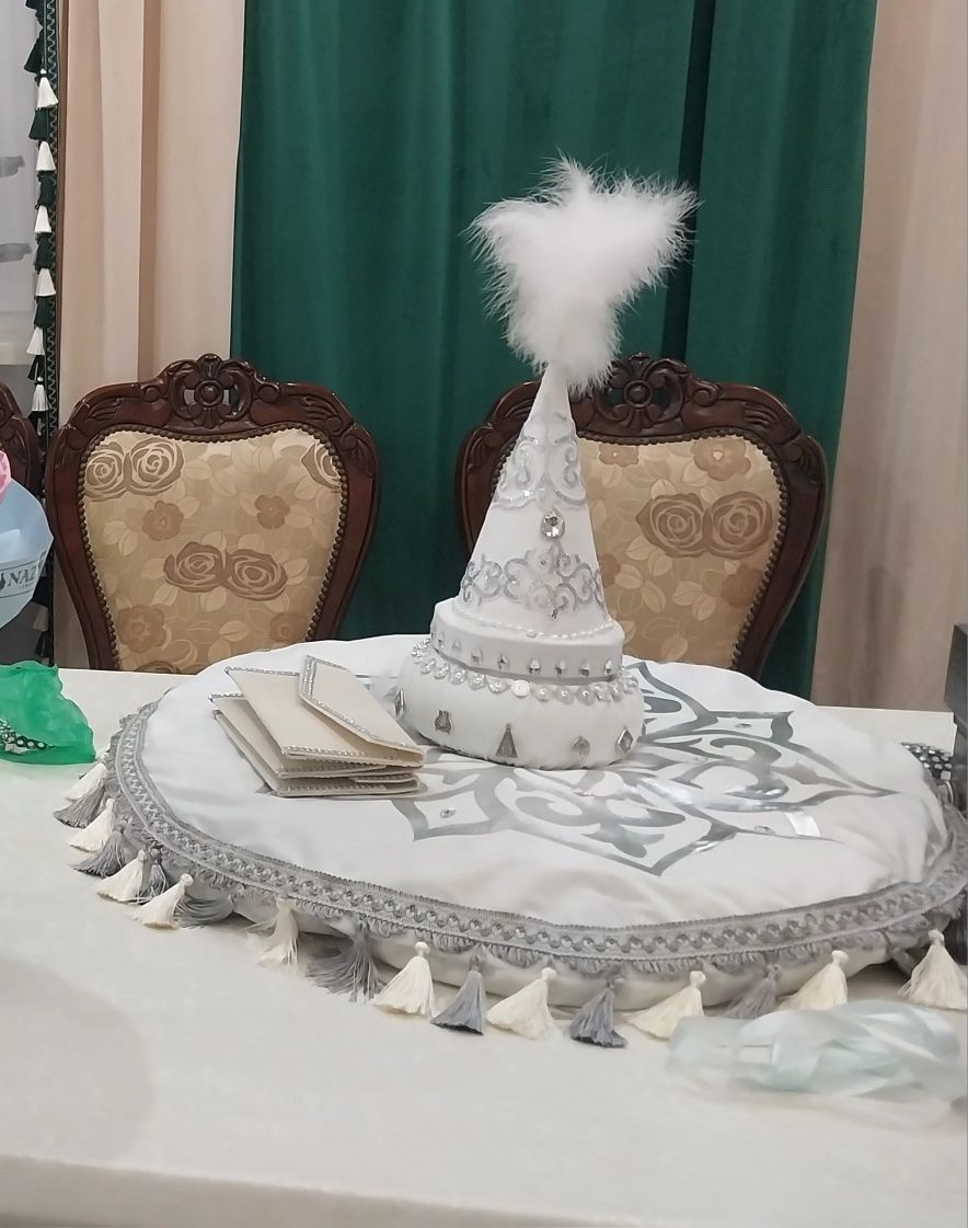 Сырға салуға арналған сәукеле, көрпесімен және корзиналар жалдауға