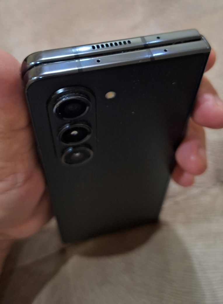 Samsung Galaxy Z Fold 5 на 1 TB память