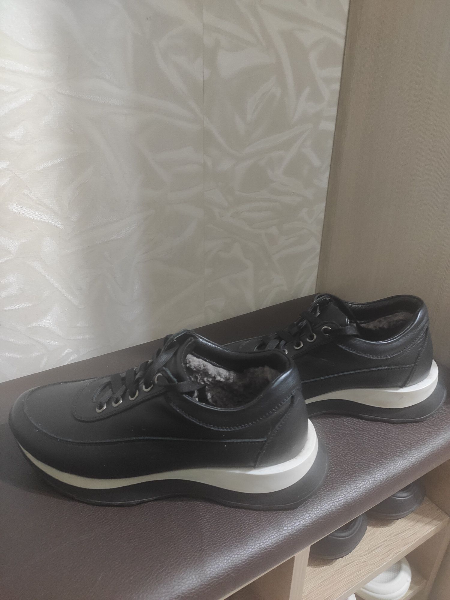 Продам женские зимние кожанные кроссовки 36-37 р
