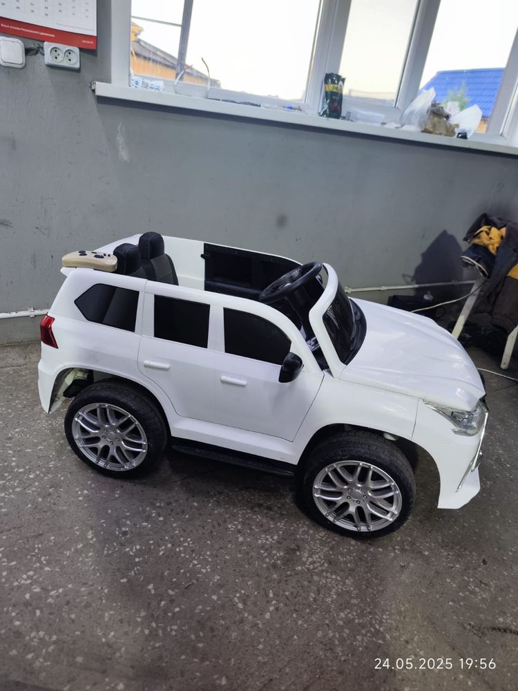 Продам детскую машинку Lexus