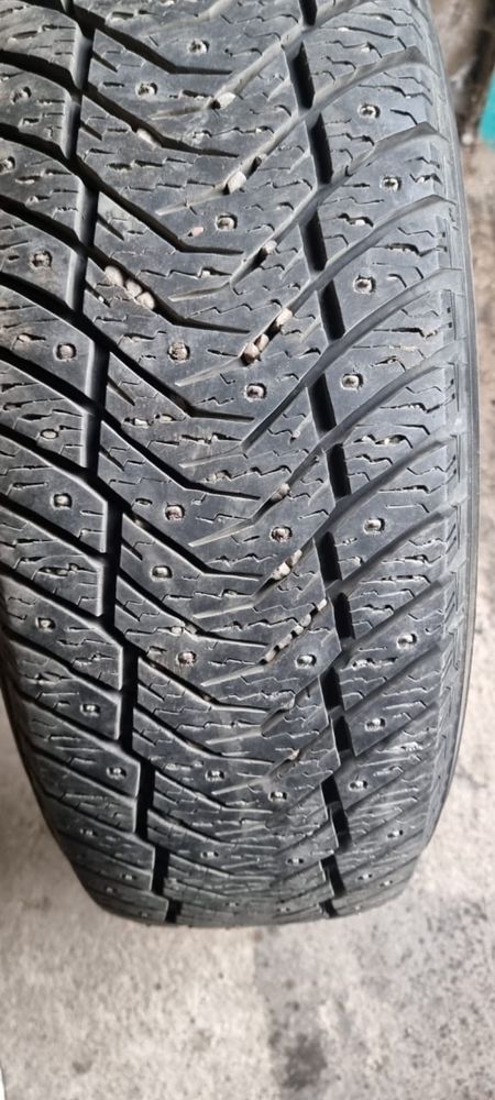 Шины в очень хорошем состоянии 225/65/17 Yokohama Geolander IceGuard