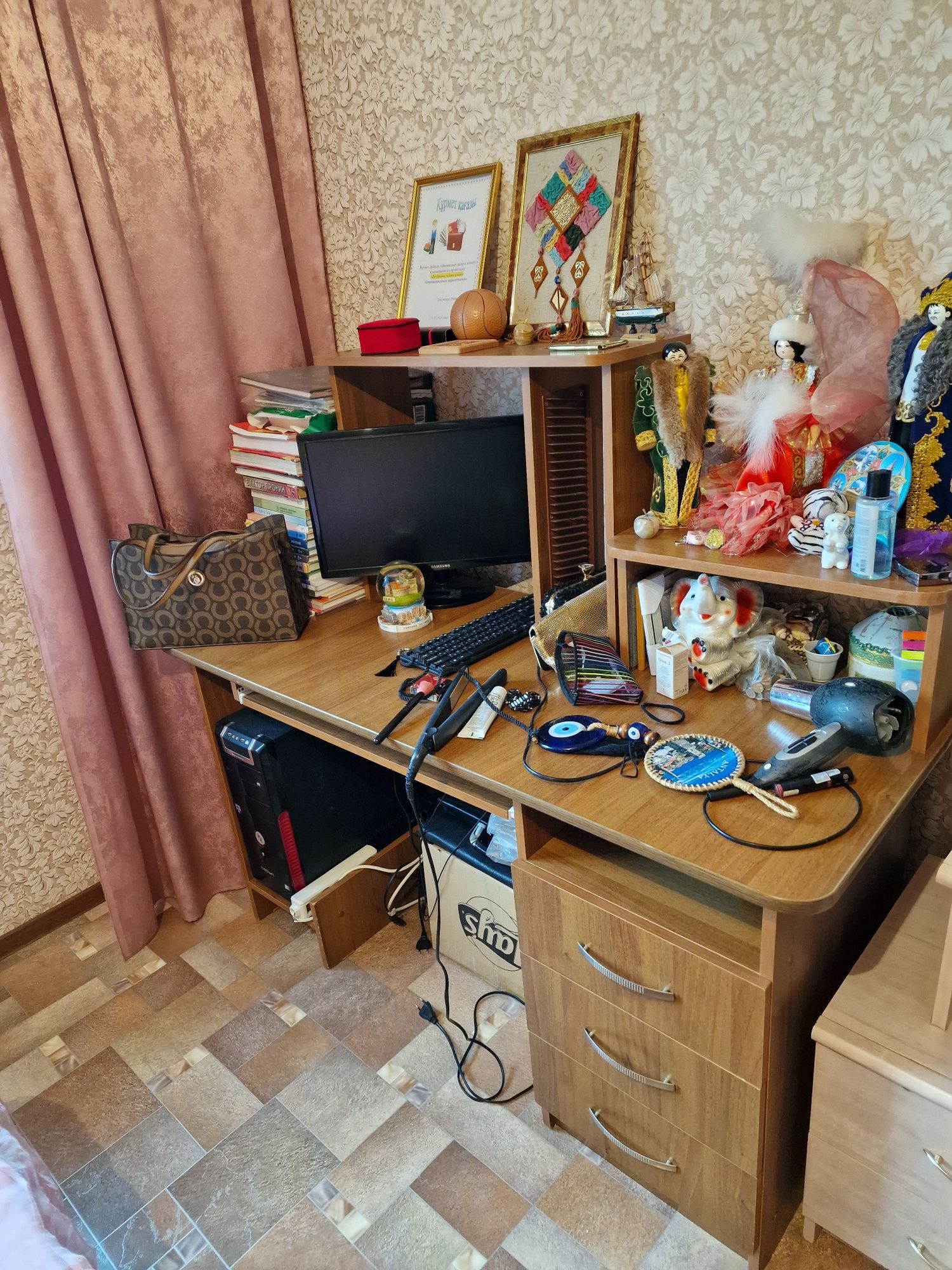 Продаётся компьютерный стол. Недорого.