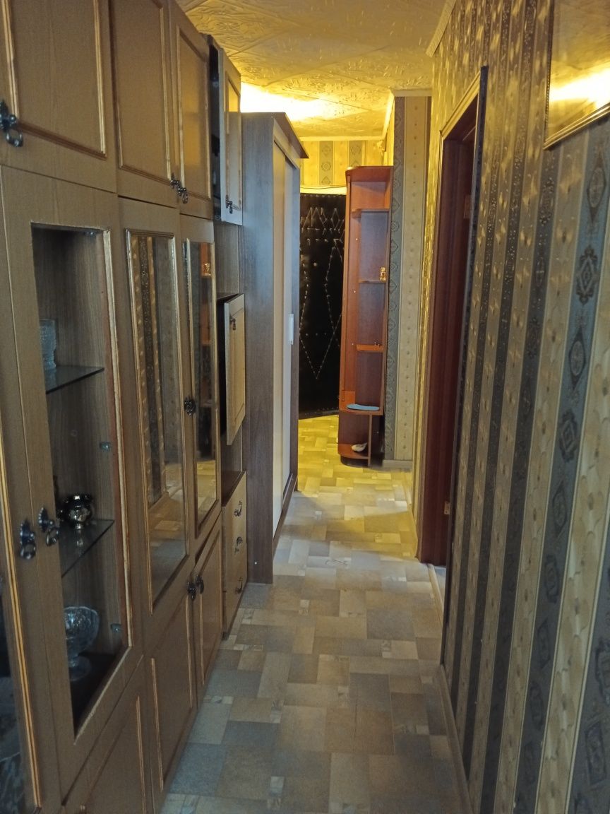 Продам 3 х комн квар. 4 мкр, дом 28, 2 этаж.