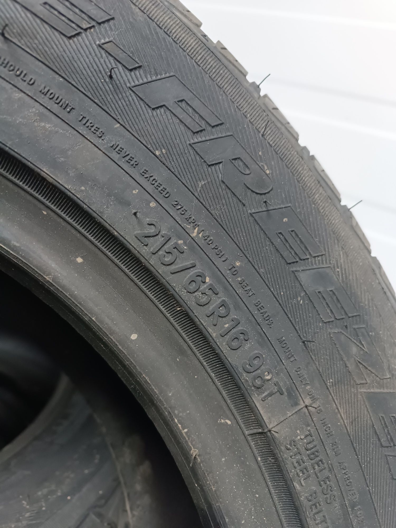 Продам зимнюю резину с шипами TOYO 215/65 R16 новая