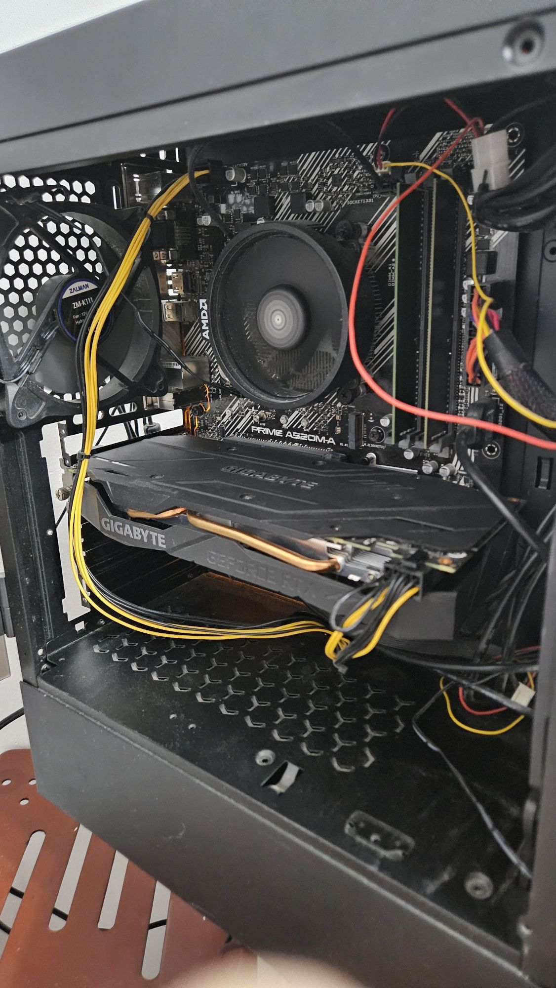 Игровой компьютер в отличном состоянии.
Процессор ryzen 5 3600 
Видеок