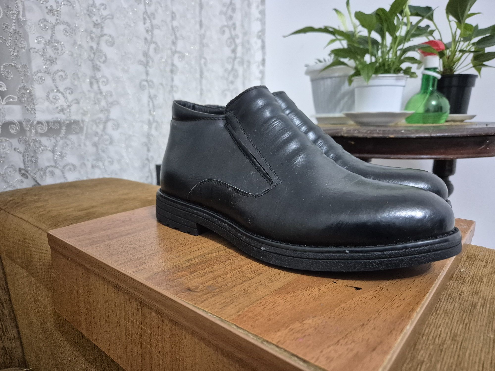 Продам зимние полу сапожки замком натуральный кожа натуральный мех.