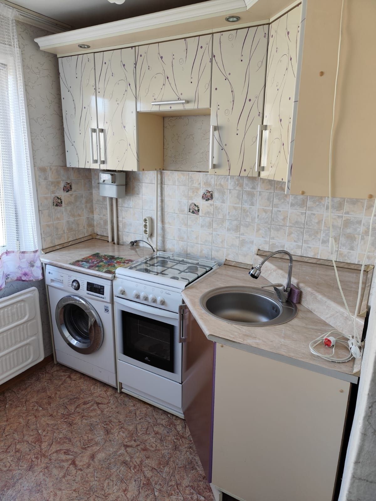 Продам  2х ком. квартиру . 4 этаж из 5 .47.9 КВ.м  , кухня 6.2