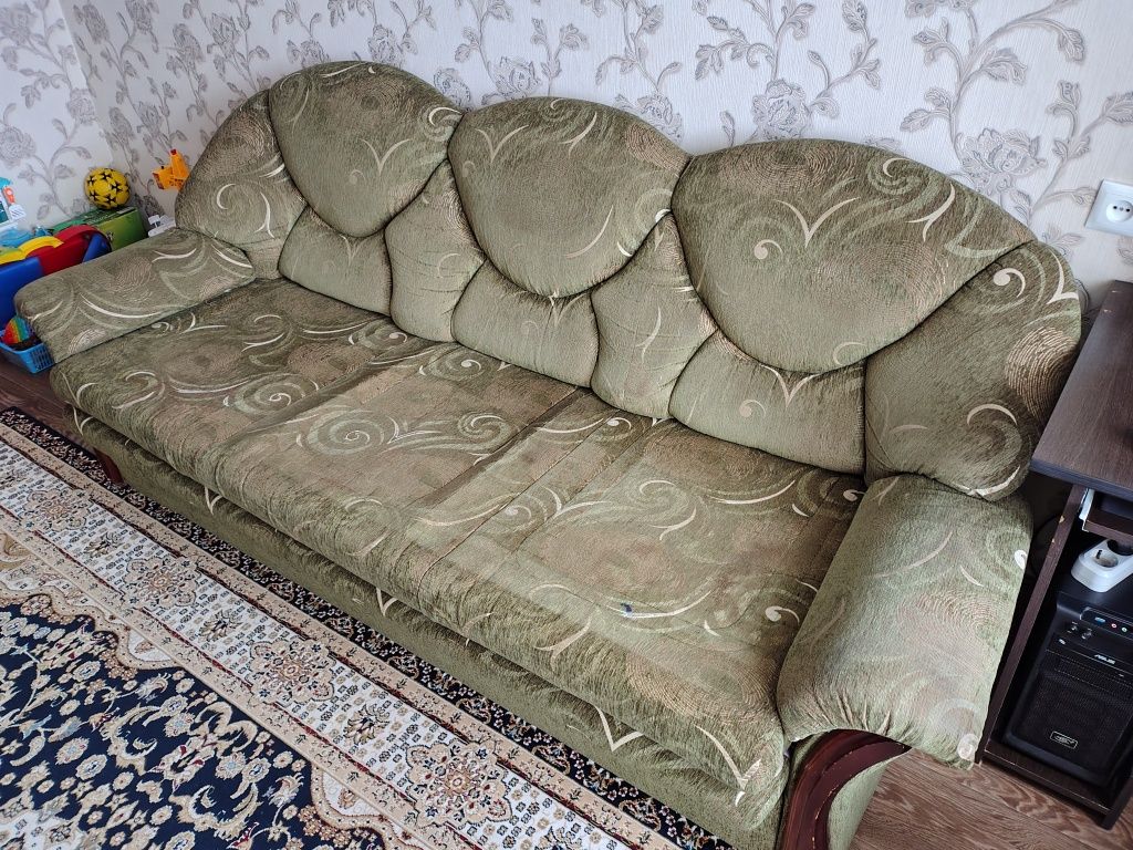 Продам диван в удовлетворительном состоянии.