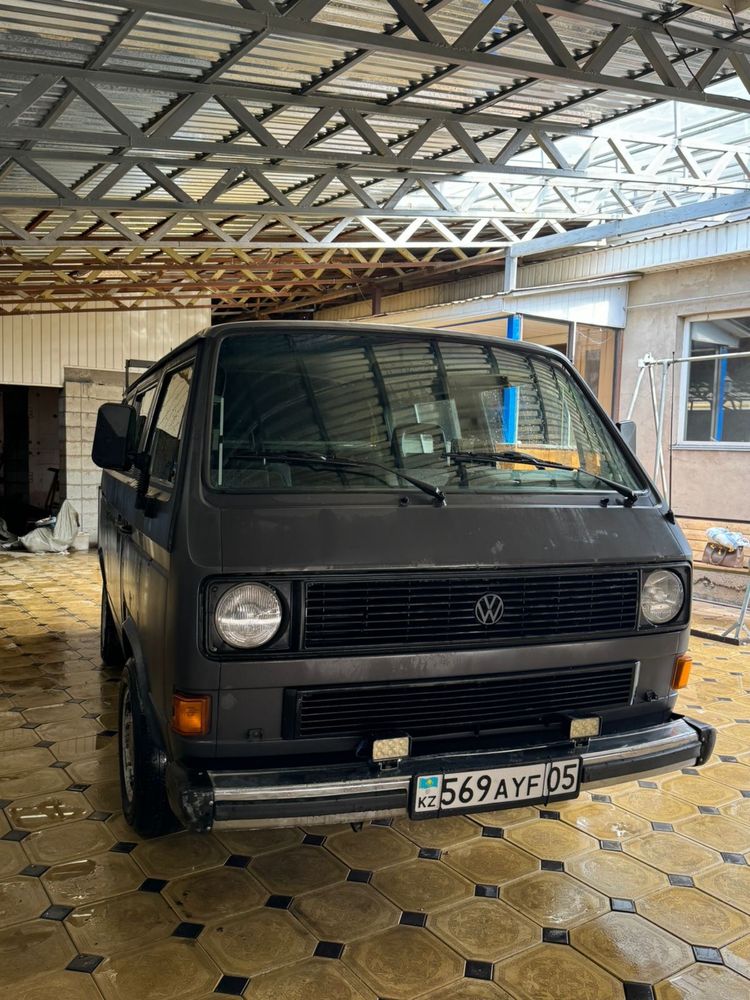 2 машины Volkswagen Transporter