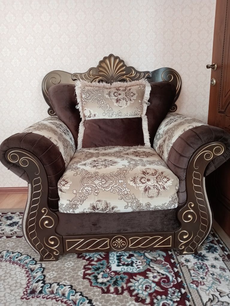 Диван и два кресла!