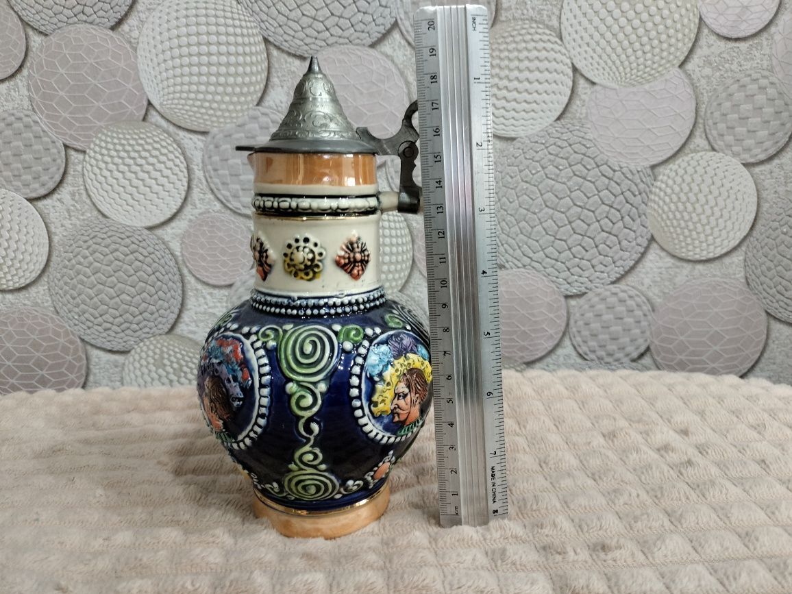 Пивные кружки и кувшин для вина.
