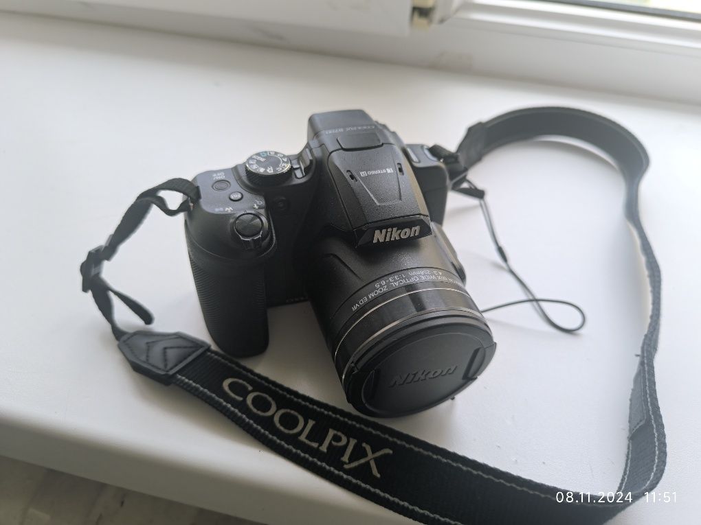 Nikon B 700.с оптическим Зумом.