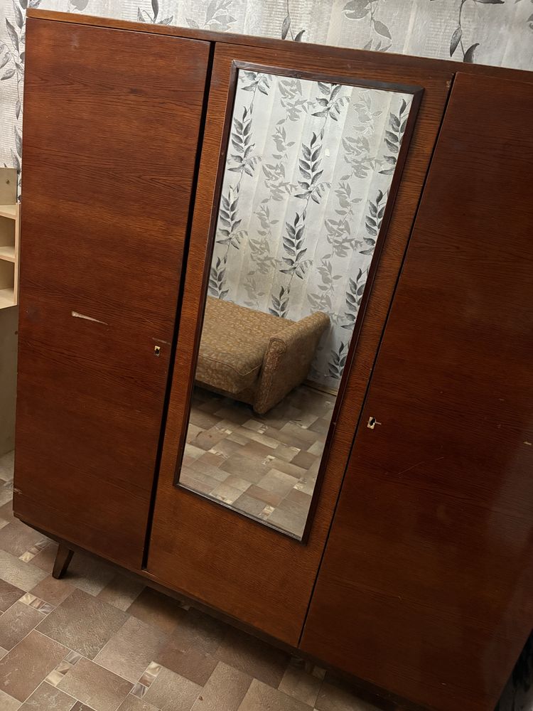Стулья венские и шифонер советский