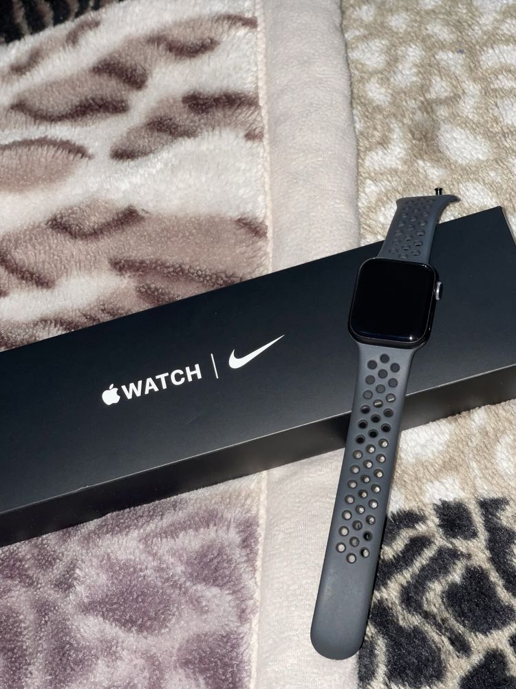 Смарт-часы Apple Watch Nike SE 40 мм серый