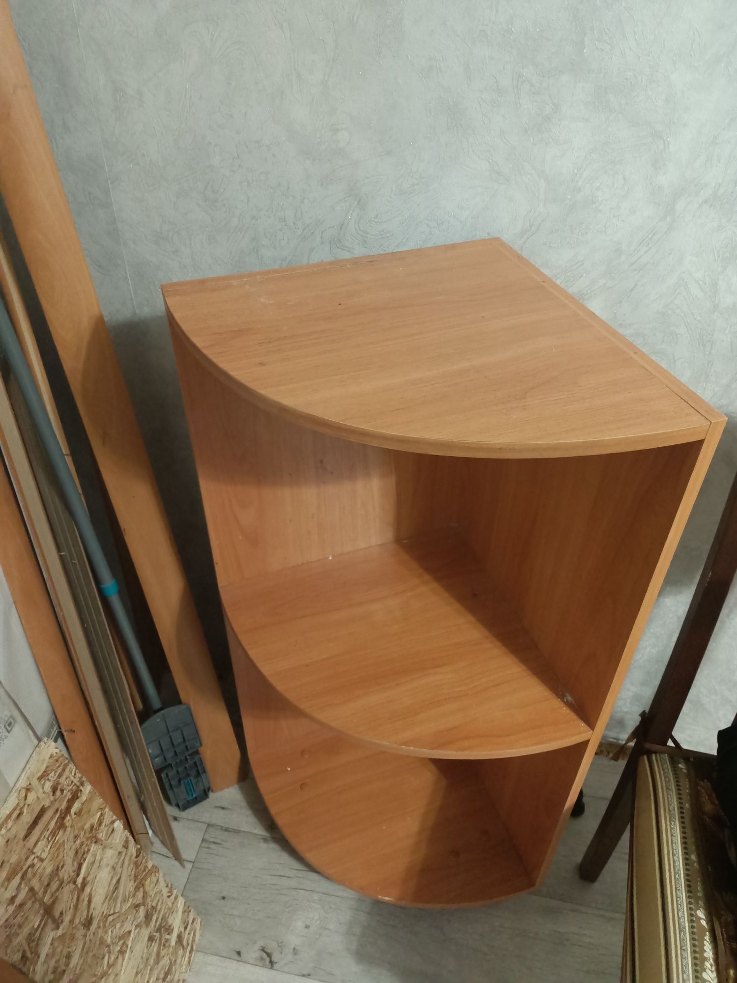 Продам прихожую, шкаф и тумба, в хорошем состоянии, шкаф купе, зеркало