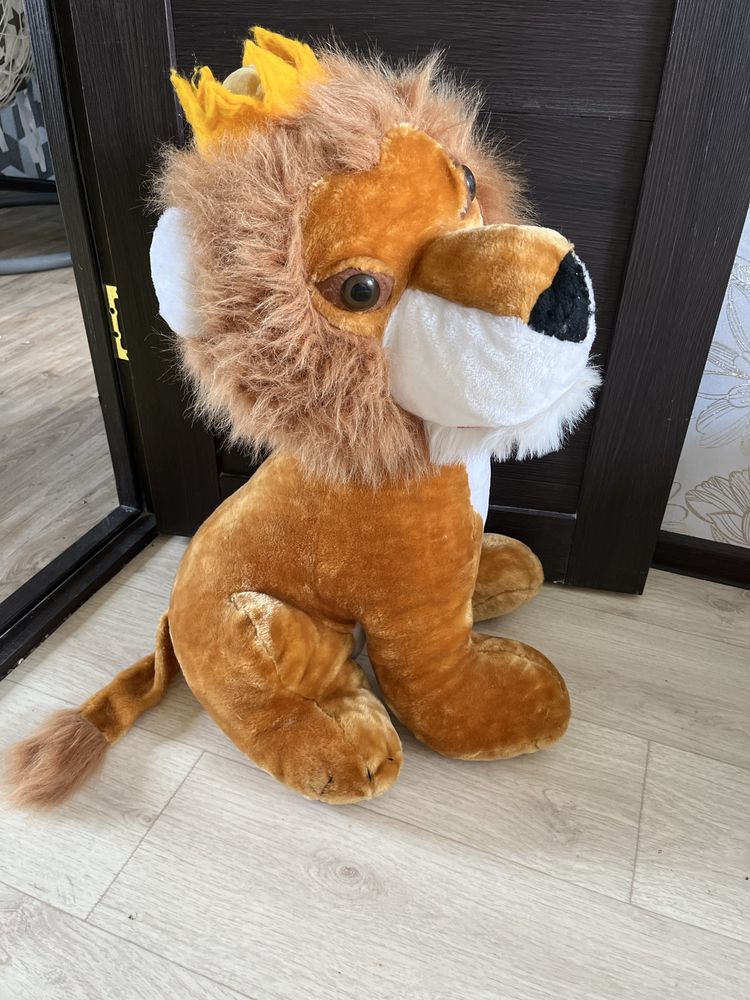 Отдам большую игрушку король лев