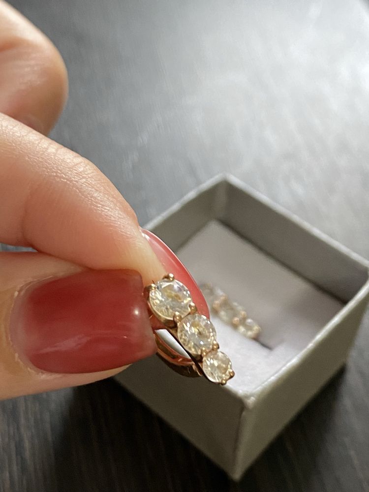 Продам золотые серьги