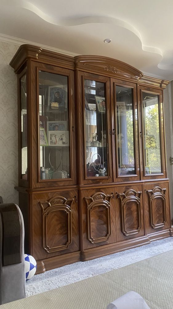 Продам сервант в отл состояние