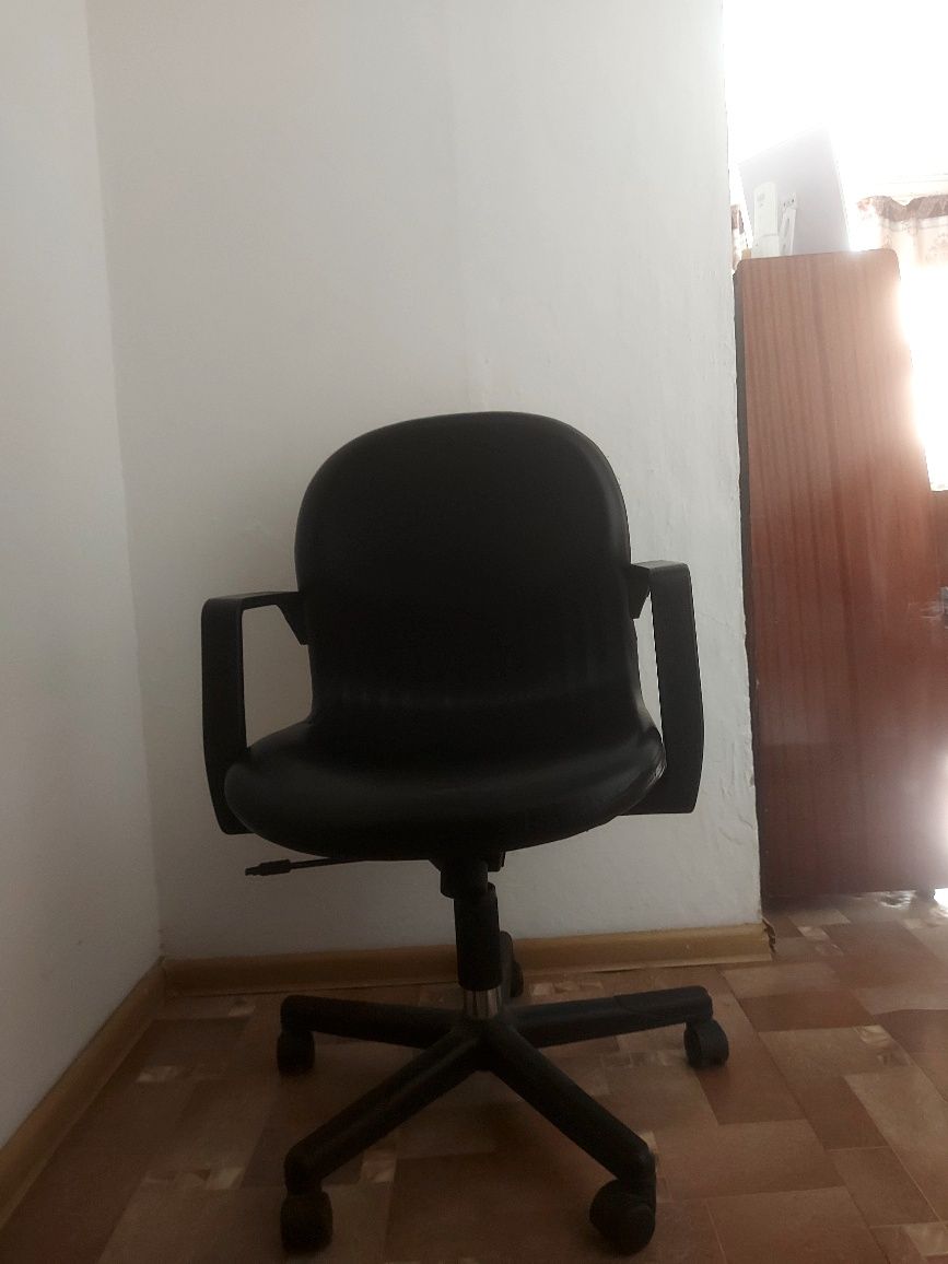 Офисное кресло кожа