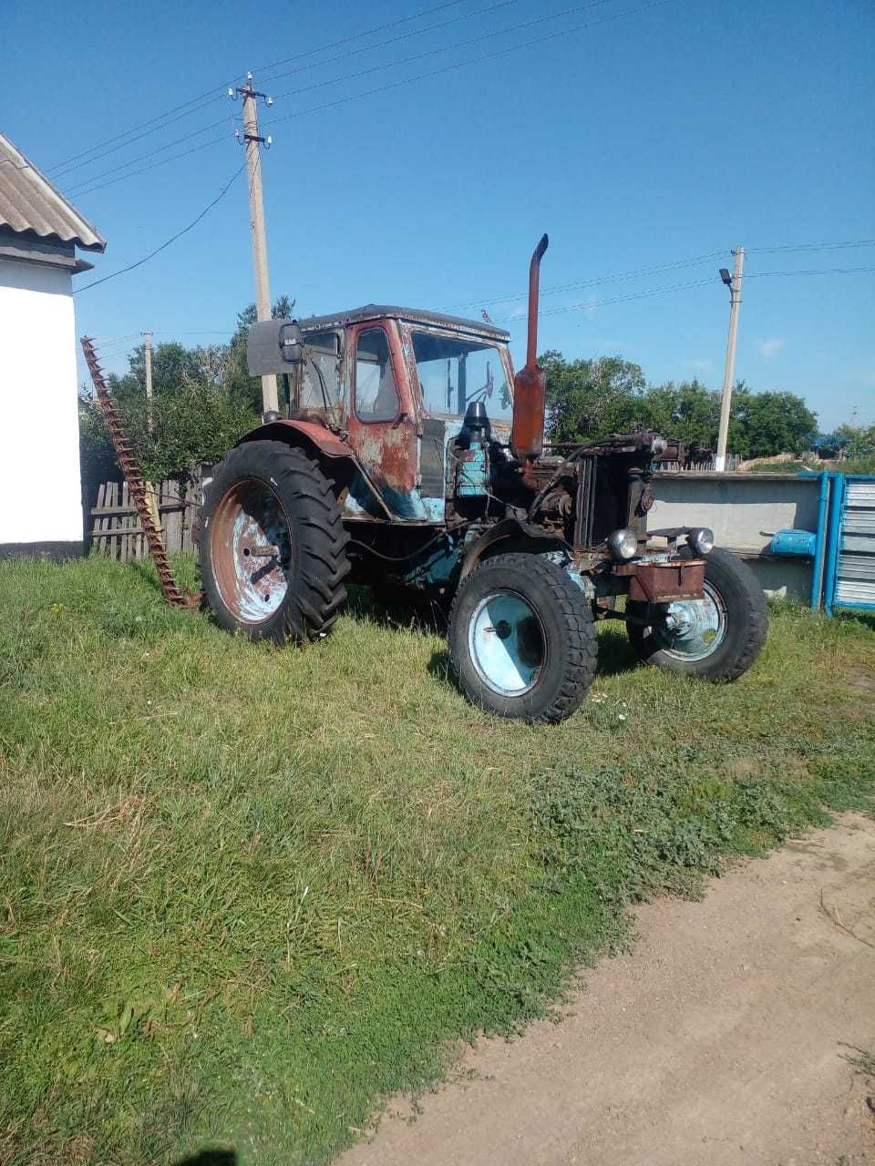 Трактор, грабли, косилка и тележка