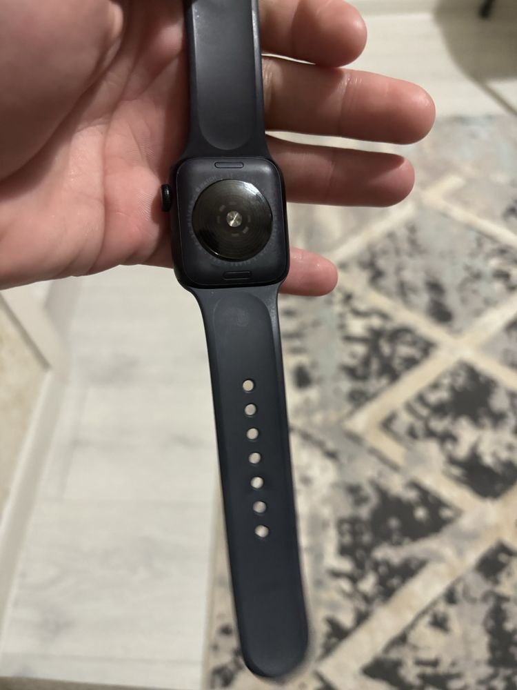 Продам Apple watch se2