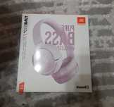 Наушники JBL красивого нежно-розового цвета, в хорошем качестве