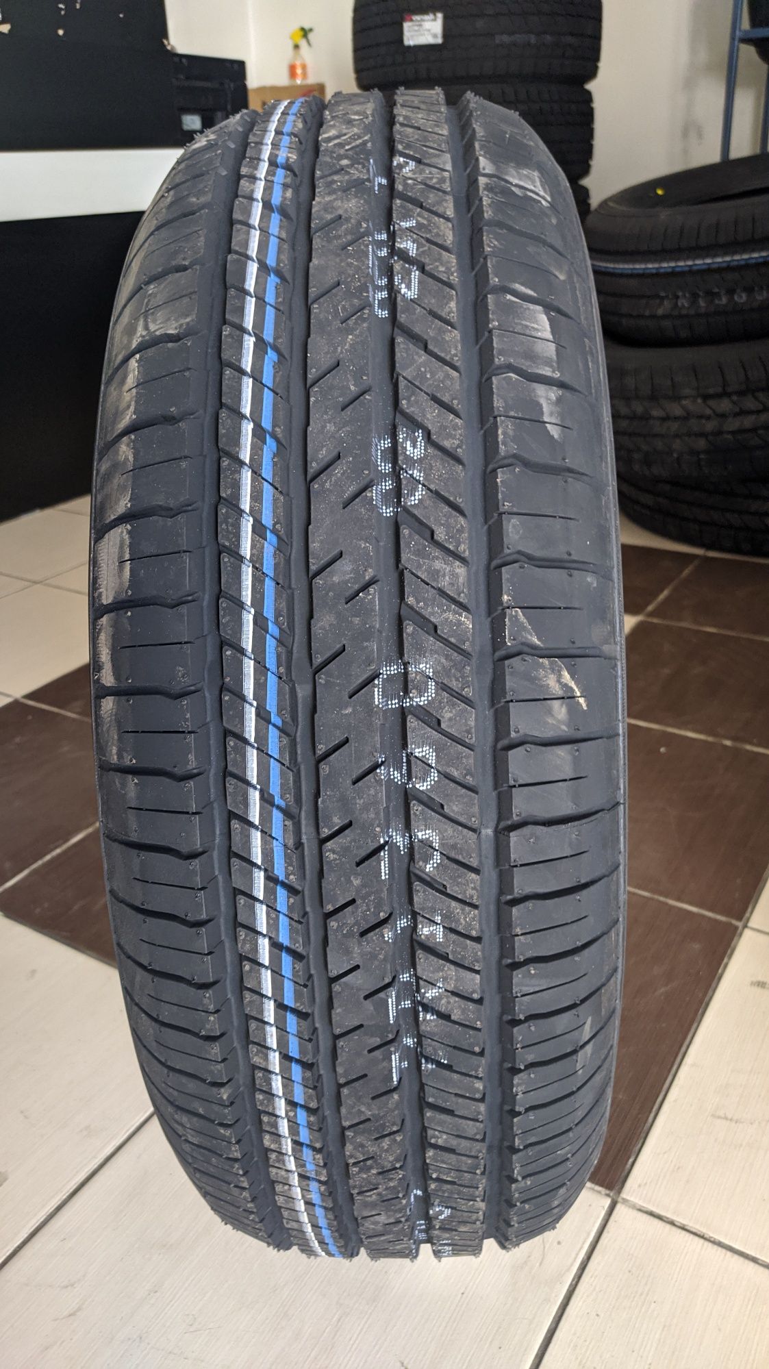 235/60R18 Yokohama