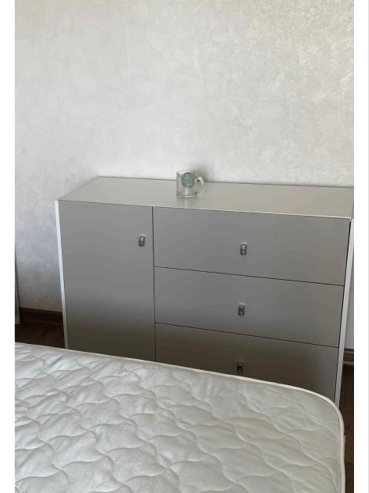 Продается шкаф с зеркалом+ 2тумбы, камод