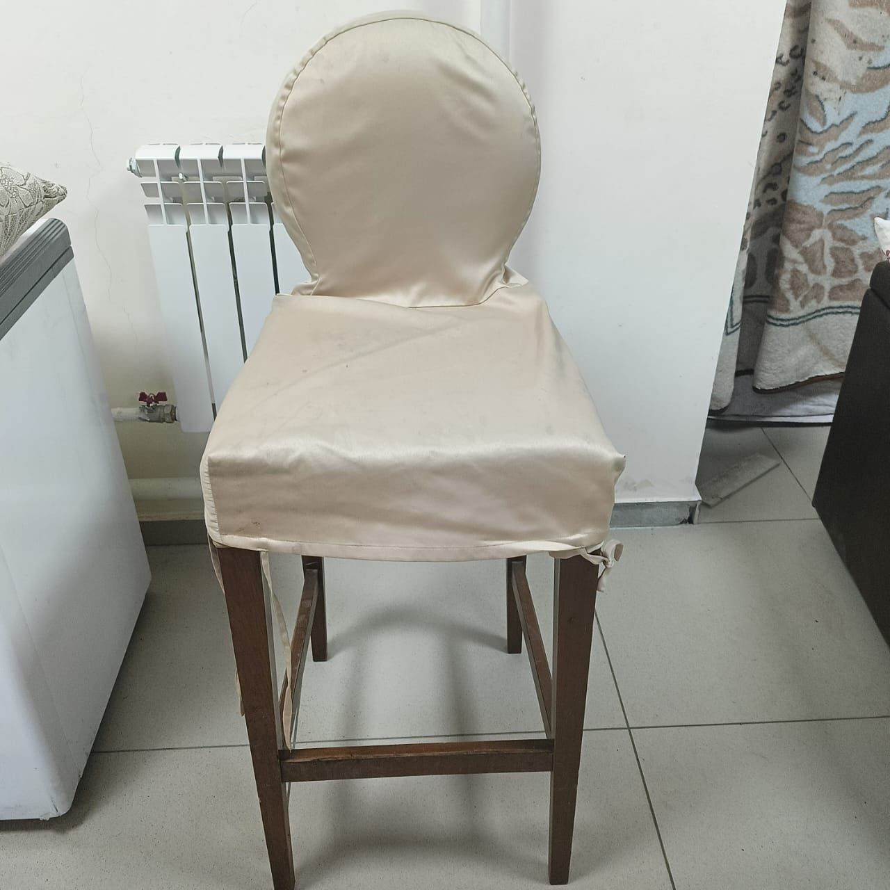 Продам барные стулья в количестве 3-х штук, деревянные,.