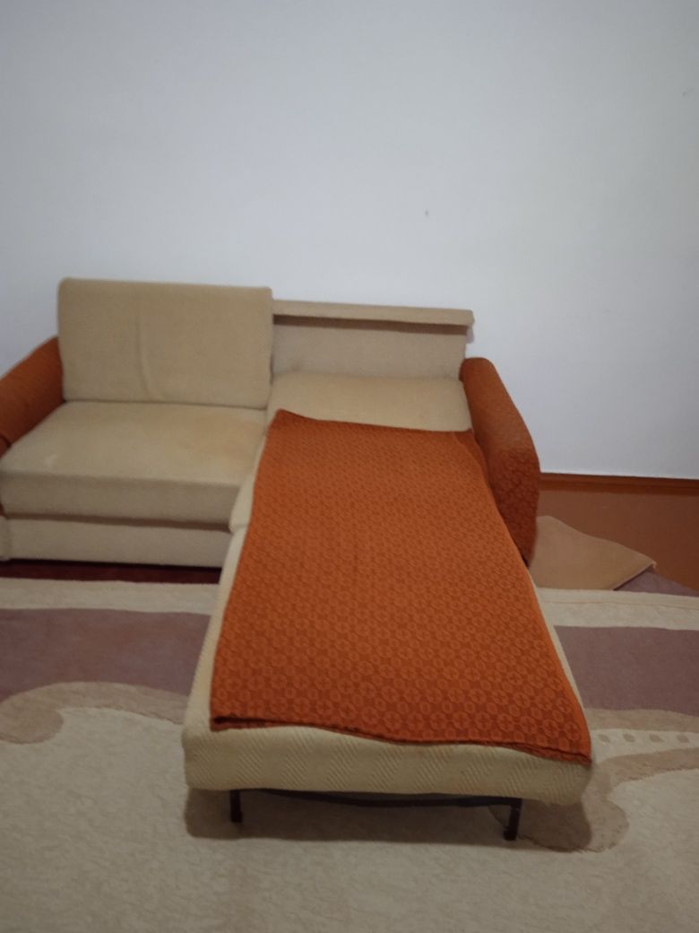Продам 2-х спальную диван раскладной с 2-я креслами, с чехлами, произв