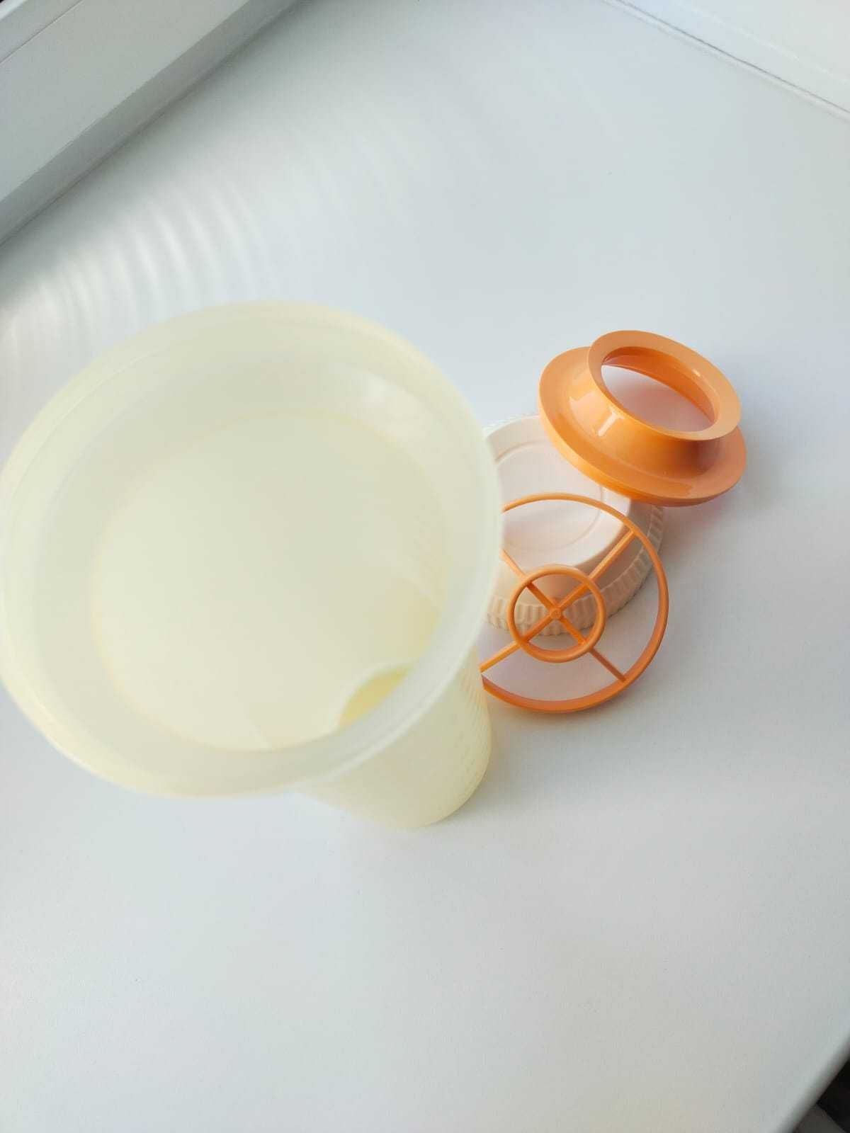 Большой миксер (750 мл) с винтовой крышкой (Tupperware).