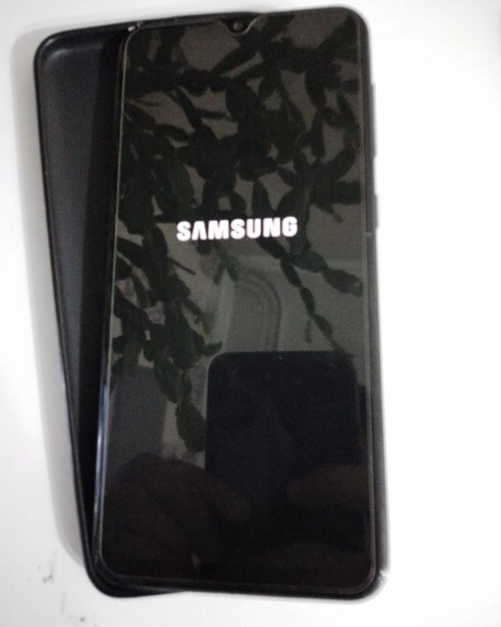 Продам смартфон galaxy A30. Можно на запчасти или замена батарейки!