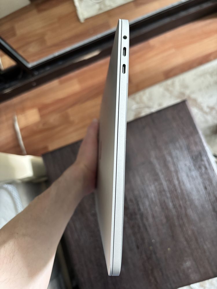 MacBook PRO 13’ Touch Bar 2017 в идеальном состоянии